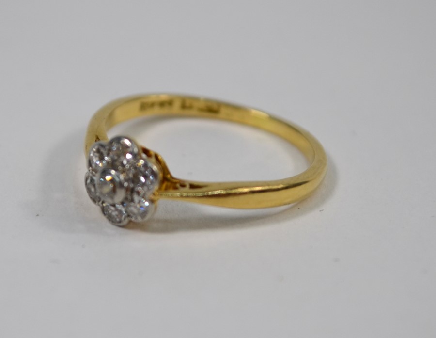 An antique diamond daisy cluster ring - Image 2 of 4