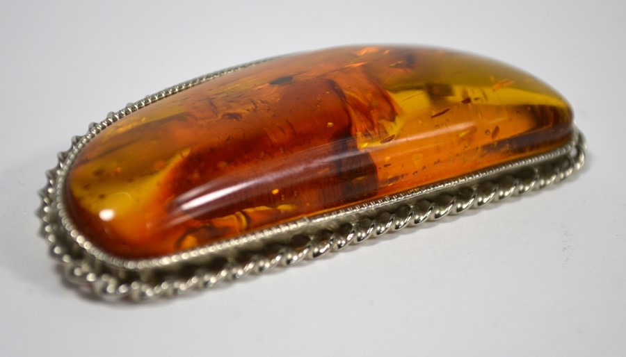 An amber brooch - Image 2 of 3