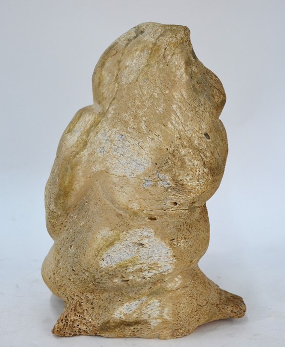 An antique Inuit carved whalebone kneeling figure - Image 4 of 6