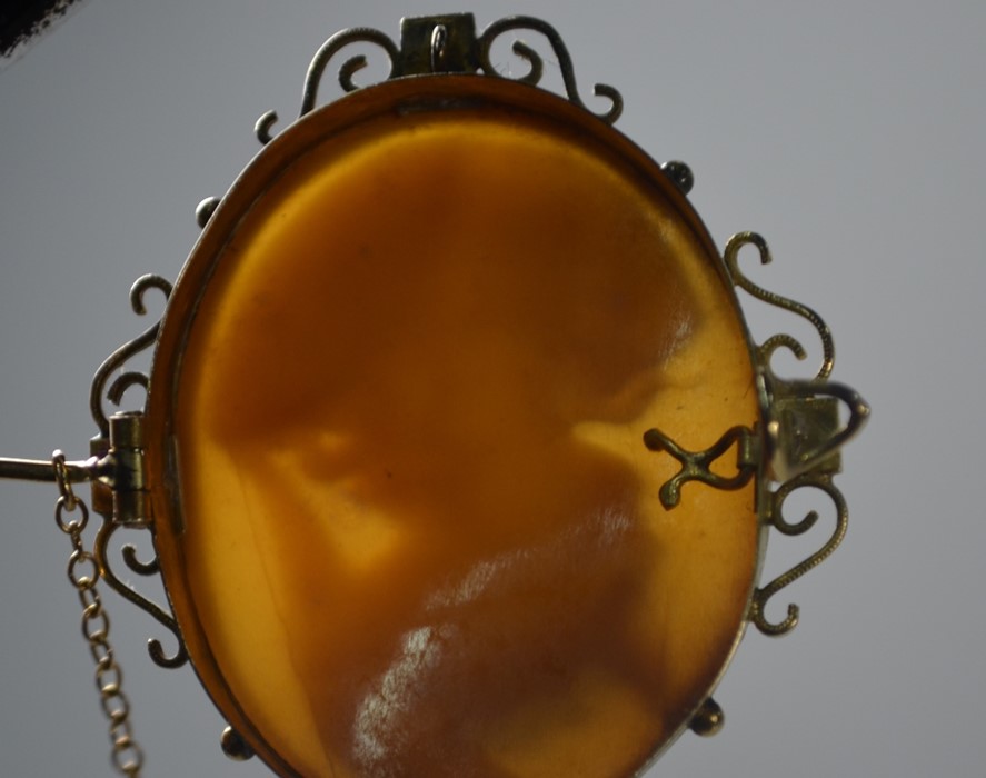 A Victorian oval shell cameo brooch featuring Mars - Image 3 of 4