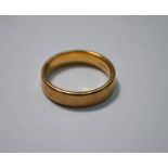 An 18ct yellow gold wedding band with bloomed decoration