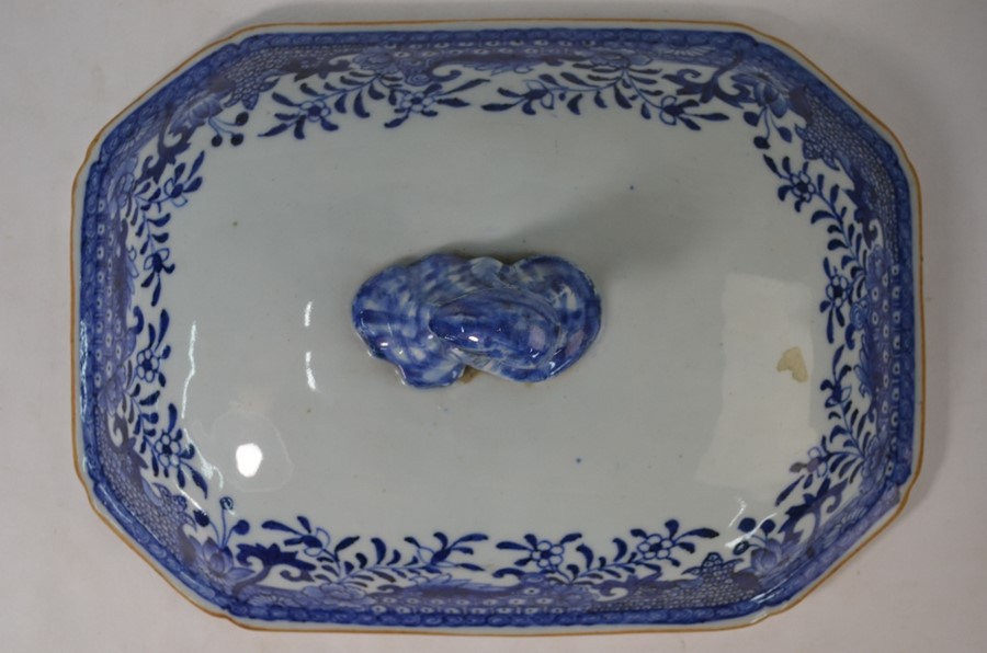 A 18th/19th century Chinese blue and white tureen and cover - Image 5 of 5