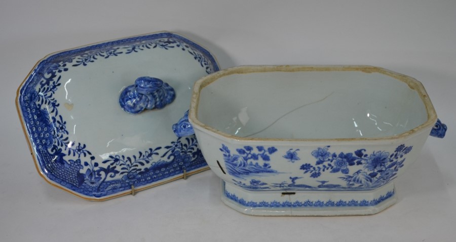 A 18th/19th century Chinese blue and white tureen and cover - Image 2 of 5