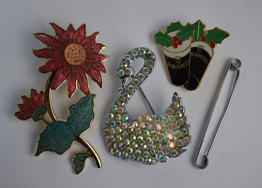 A collection of gilt-metal costume jewellery brooches - Image 4 of 4