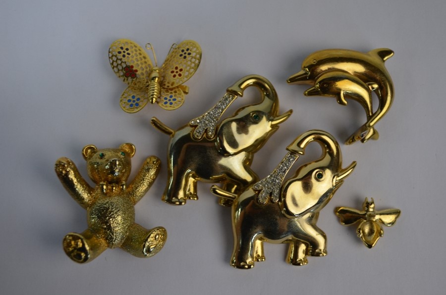 A collection of gilt-metal costume jewellery brooches - Image 3 of 4