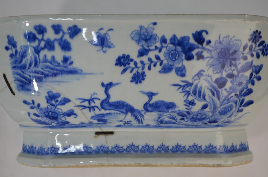 A 18th/19th century Chinese blue and white tureen and cover - Image 4 of 5