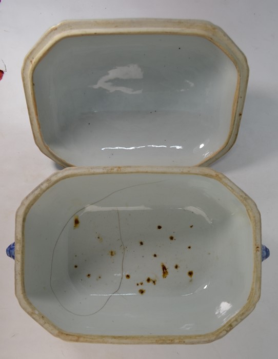 A 18th/19th century Chinese blue and white tureen and cover - Image 3 of 5