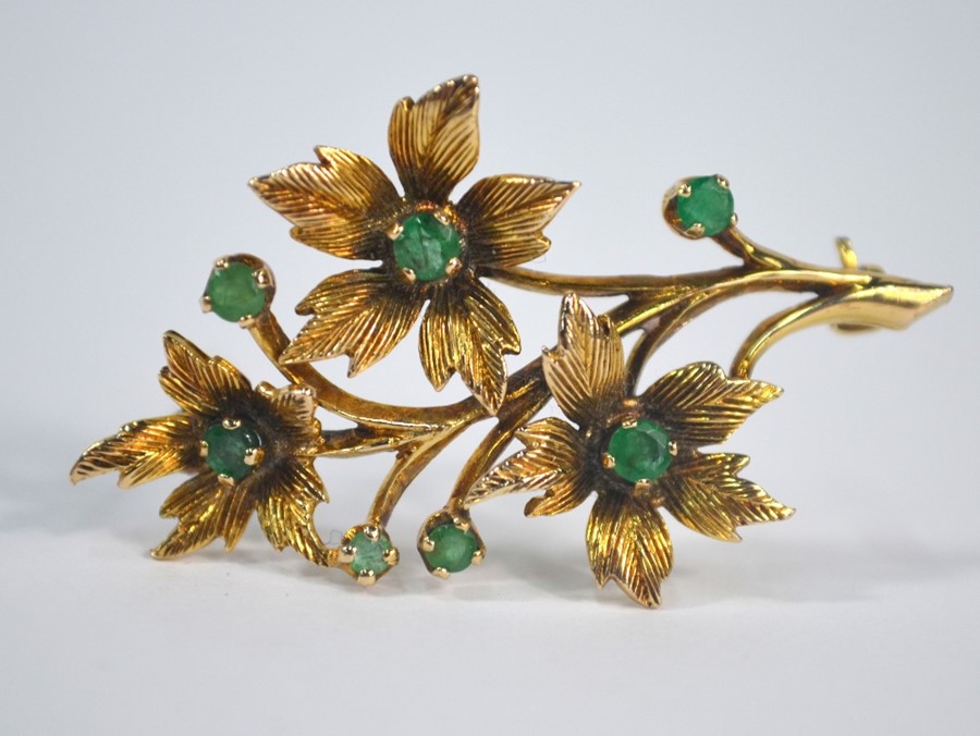 A 9ct yellow gold spray brooch set with seven emeralds - Image 3 of 4