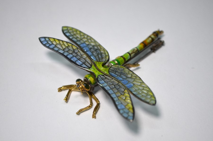 An en tremblant dragonfly brooch with plique a jour enamel decoration