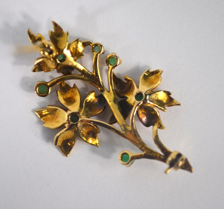 A 9ct yellow gold spray brooch set with seven emeralds - Image 4 of 4