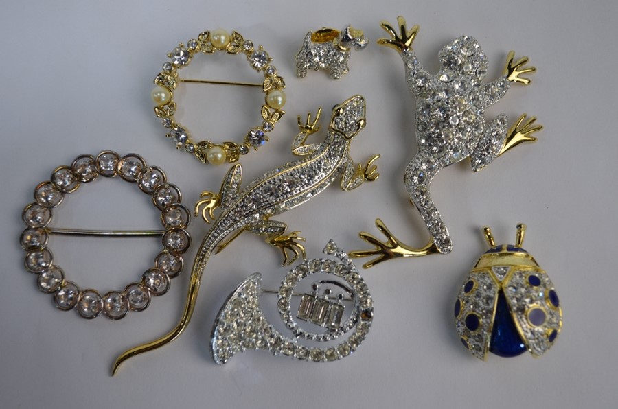 A collection of gilt-metal costume jewellery brooches - Image 2 of 4