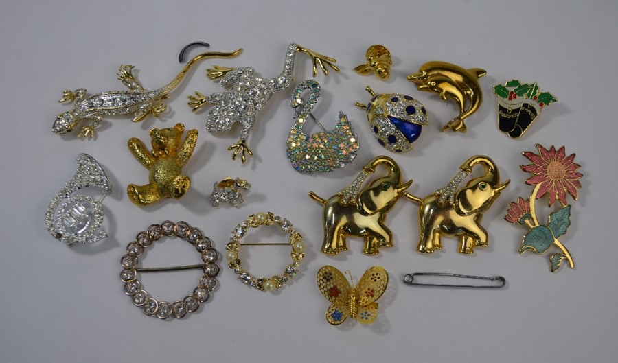 A collection of gilt-metal costume jewellery brooches