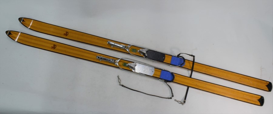 A good pair of 1950s vintage Attenhofer hickory skis with Tyrolia aluminium bindings - Image 3 of 8