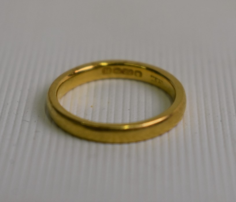 A 22ct yellow gold wedding band - Image 2 of 2