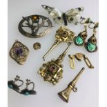 A small collection of jewellery items