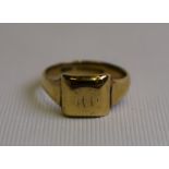 A 9ct yellow gold gentleman's signet ring