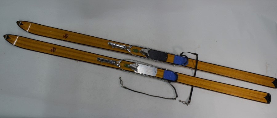 A good pair of 1950s vintage Attenhofer hickory skis with Tyrolia aluminium bindings - Image 2 of 8