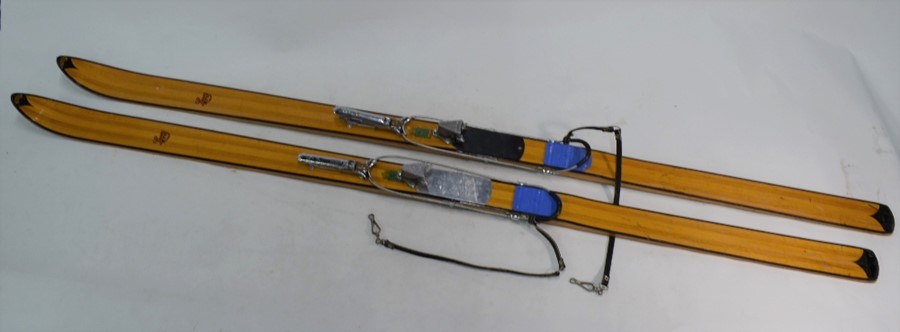 A good pair of 1950s vintage Attenhofer hickory skis with Tyrolia aluminium bindings - Image 8 of 8