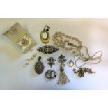 A small quantity of vintage and later jewellery