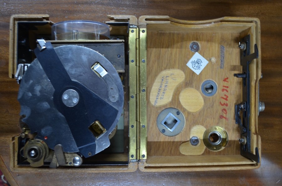 A vintage German racing pigeon timing clock in oak case - Image 4 of 4