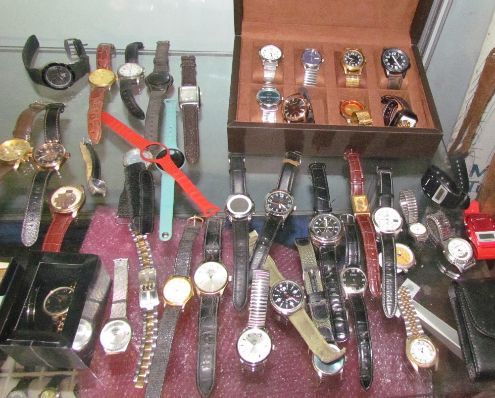 A large collection of Gentleman's wristwatches including Timex, Sekonda, T&J,