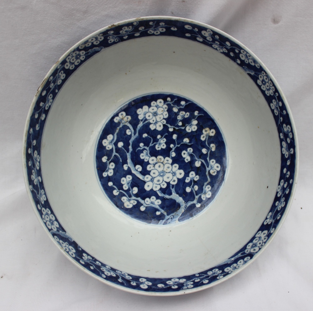 A Chinese porcelain bowl decorated inside and out in the prunus blossom pattern, - Bild 2 aus 6