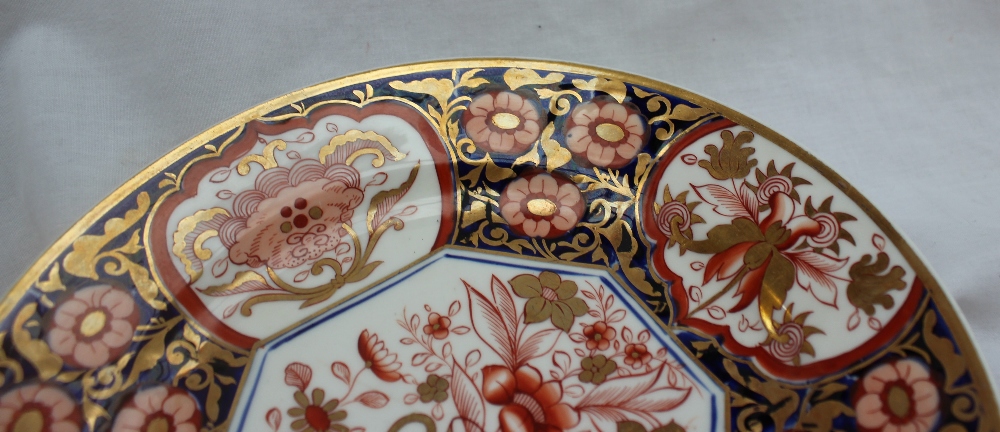 A Swansea porcelain plate decorated in the Japan pattern with central vase of flowers to a vignette - Bild 2 aus 4