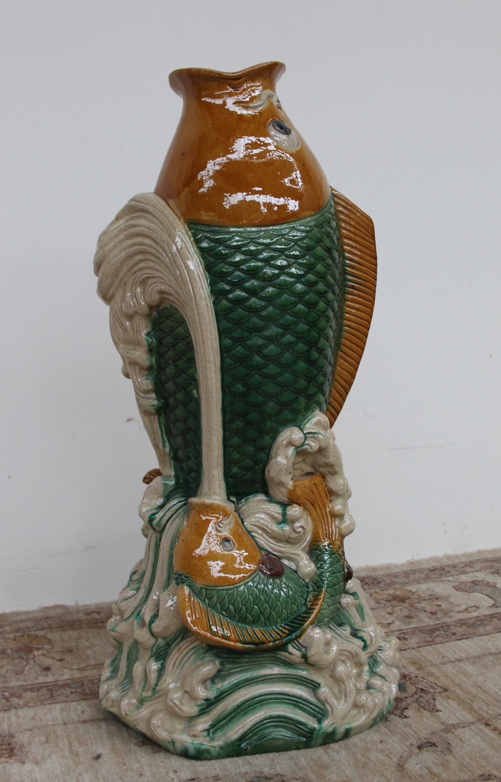 A large tin glazed earthenware fish vase, depicting a fish leaping from the waves, - Bild 2 aus 7