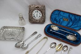 An Edward VII silver desk clock, decorated with scrolling leaves, Birmingham, 1905,