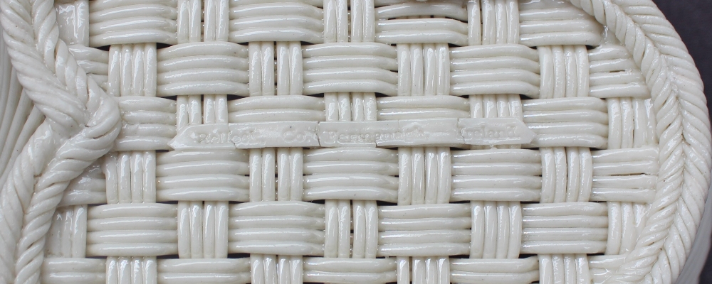 A Belleek porcelain basket weave trefoil dish, applied with roses and buds, strap work mark, - Bild 4 aus 6
