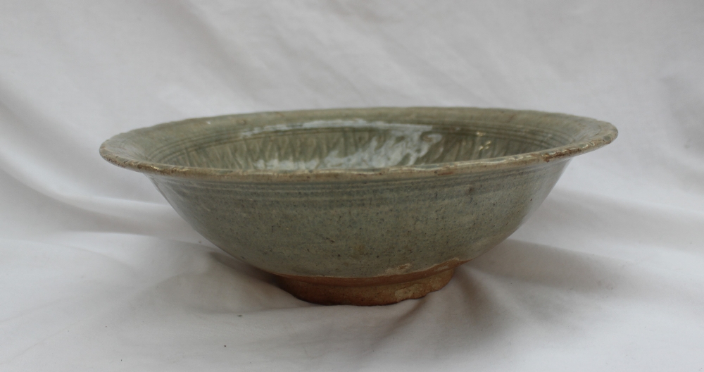 A large Chinese Lung-h'uan Southern Celadon stoneware bowl, - Bild 2 aus 3
