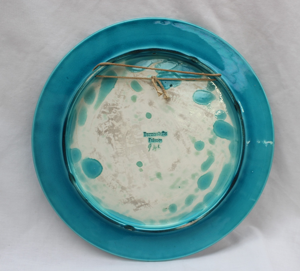 A Burmantofts Faience plate depicting ducks and a turtle, signed P Mallet in turquoise, 27. - Bild 4 aus 9