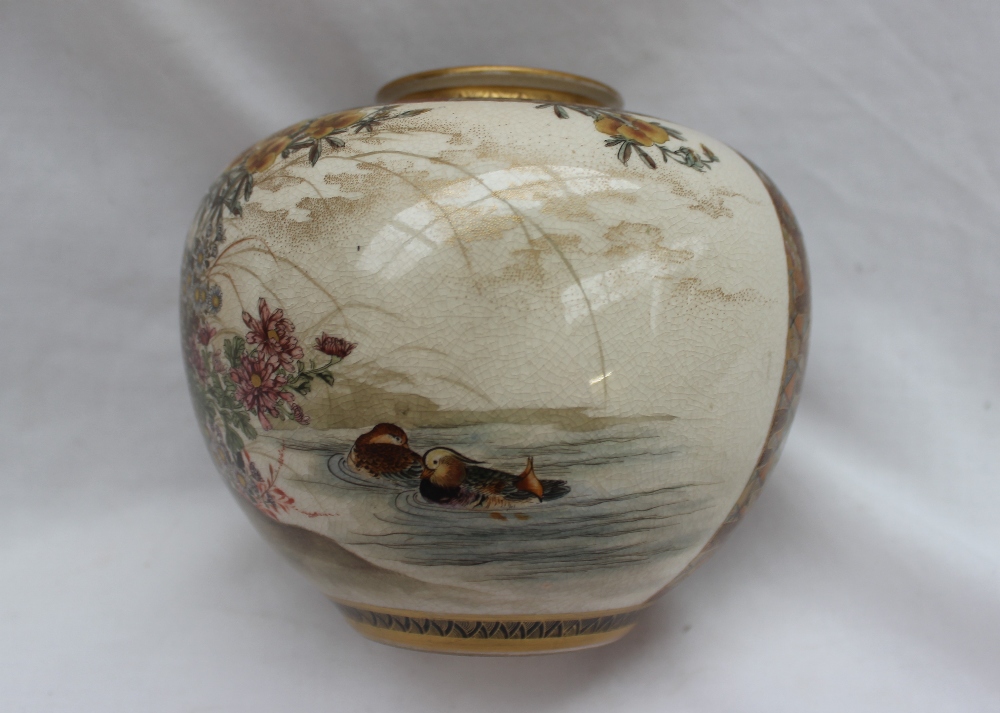 A Japanese satsuma pottery squat vase, - Bild 6 aus 9
