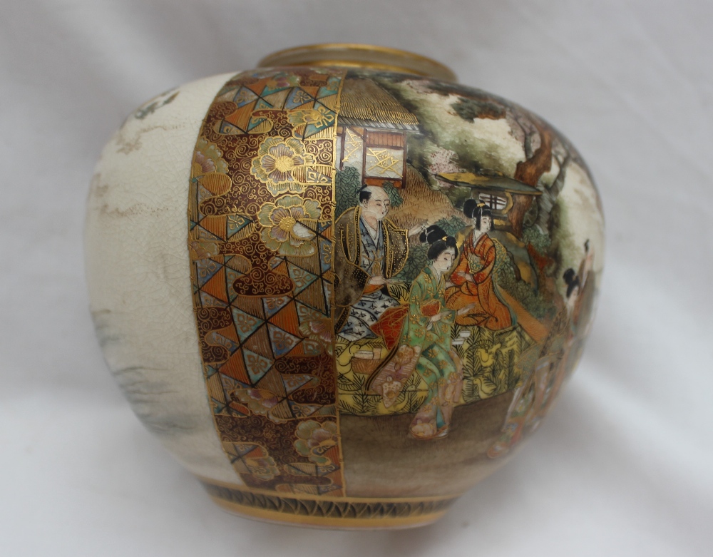 A Japanese satsuma pottery squat vase, - Bild 7 aus 9