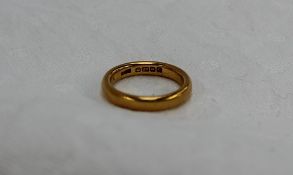 A 22ct gold wedding band, approximately 5.