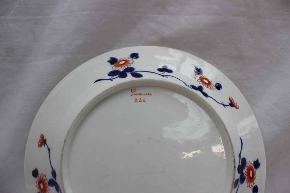 A Swansea porcelain plate decorated in the Japan pattern with central vase of flowers to a vignette - Bild 4 aus 4