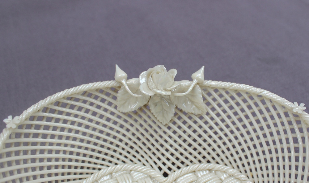 A Belleek porcelain basket weave trefoil dish, applied with roses and buds, strap work mark, - Bild 2 aus 6