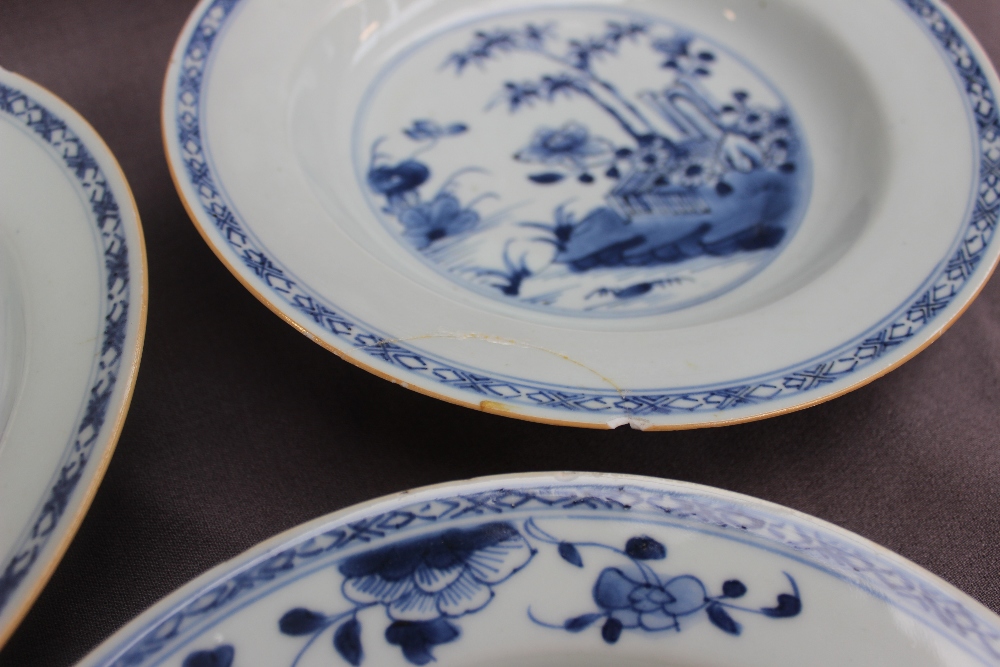 Assorted Chinese porcelain blue and white plates and bowls, decorated with the fence pattern, - Bild 13 aus 15