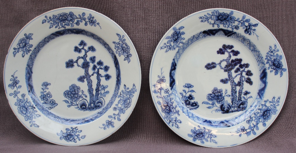 Assorted Chinese porcelain blue and white plates and bowls, decorated with the fence pattern, - Bild 4 aus 15