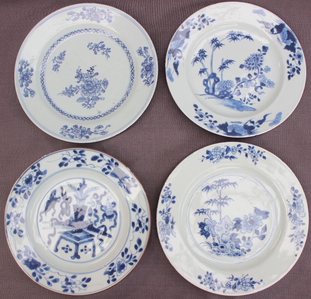 Assorted Chinese porcelain blue and white plates and bowls, decorated with the fence pattern, - Bild 10 aus 15