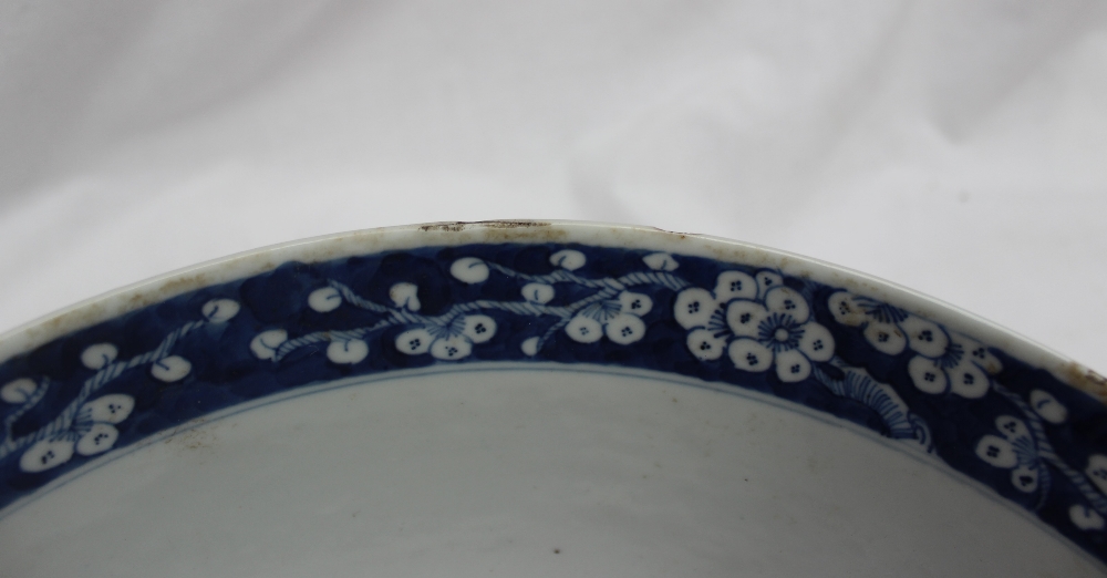 A Chinese porcelain bowl decorated inside and out in the prunus blossom pattern, - Bild 6 aus 6