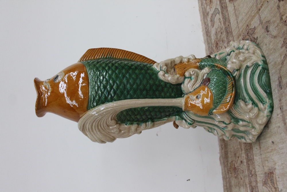 A large tin glazed earthenware fish vase, depicting a fish leaping from the waves, - Bild 3 aus 7