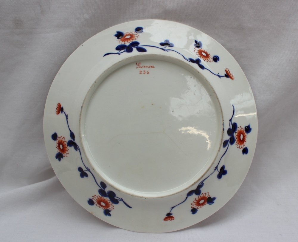 A Swansea porcelain plate decorated in the Japan pattern with central vase of flowers to a vignette - Bild 3 aus 4