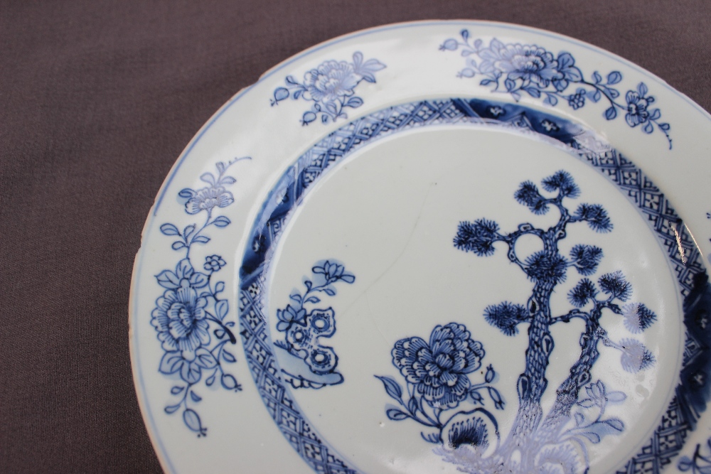 Assorted Chinese porcelain blue and white plates and bowls, decorated with the fence pattern, - Bild 5 aus 15