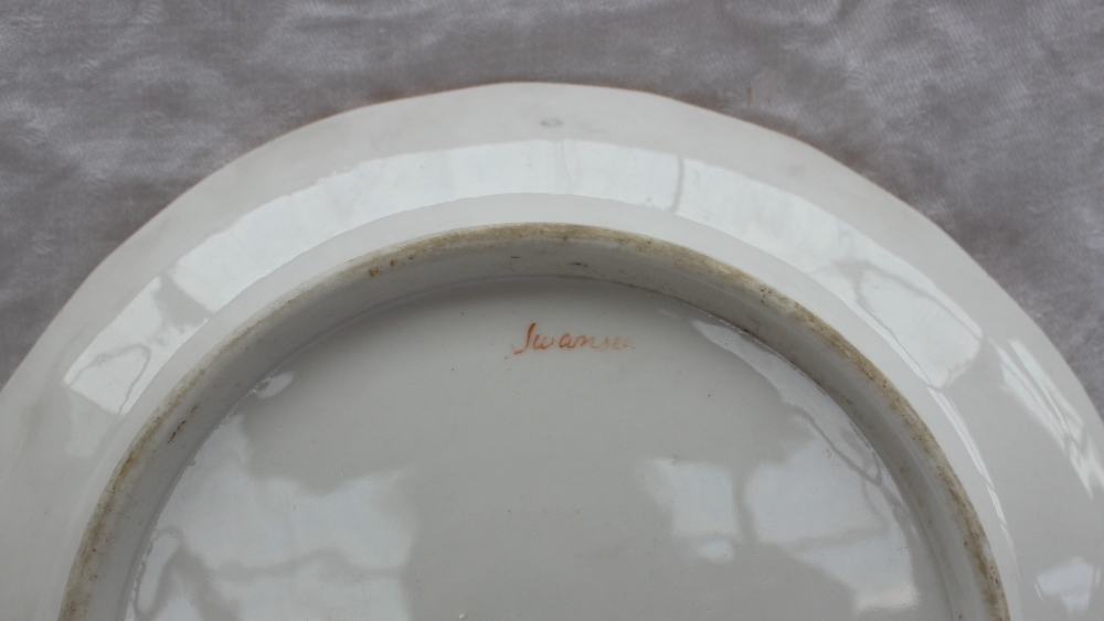 A Swansea porcelain plate of circular form, with a basket weave and swirling decoration, - Bild 3 aus 3