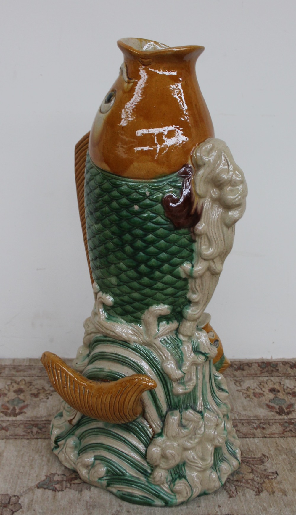 A large tin glazed earthenware fish vase, depicting a fish leaping from the waves, - Bild 5 aus 7