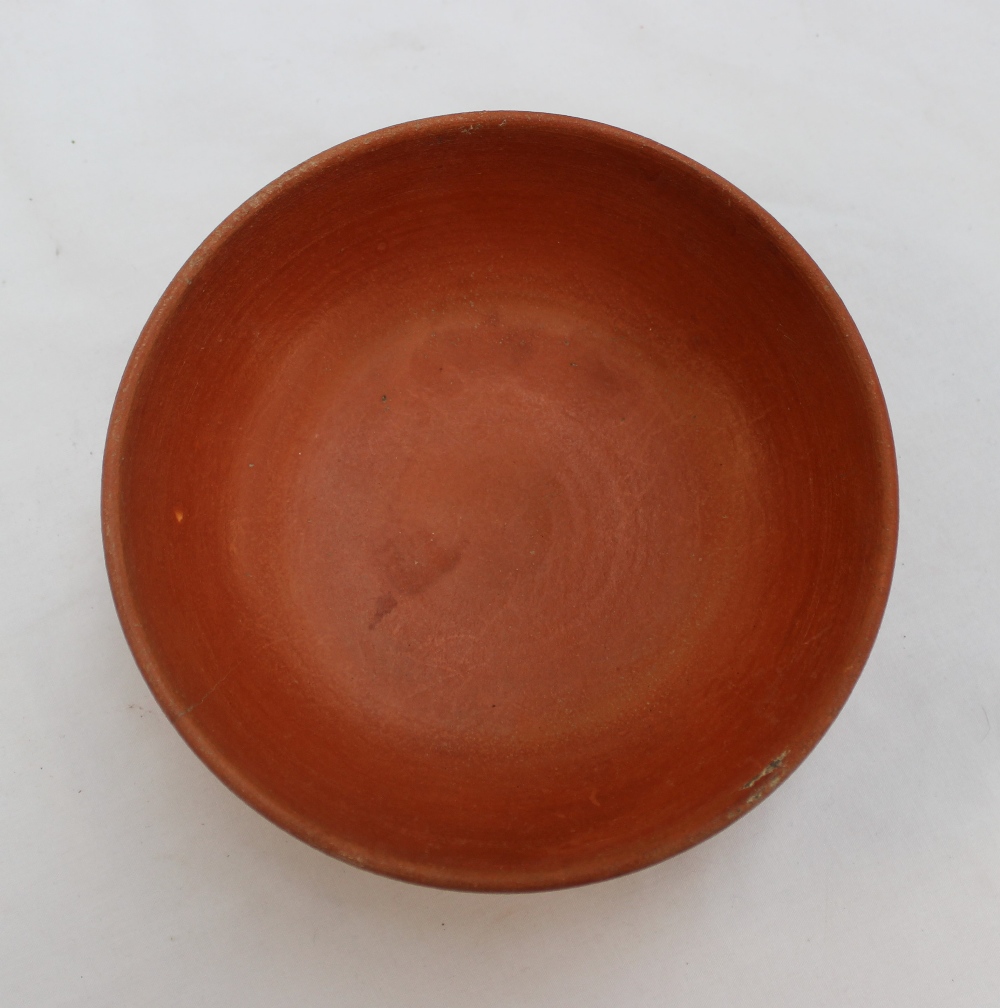 A Roman red ground terracotta bowl, Arretine ware, with a ridged body on a raised foot, - Bild 2 aus 4