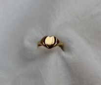 An 18ct gold heart shaped signet ring, approximately 3.