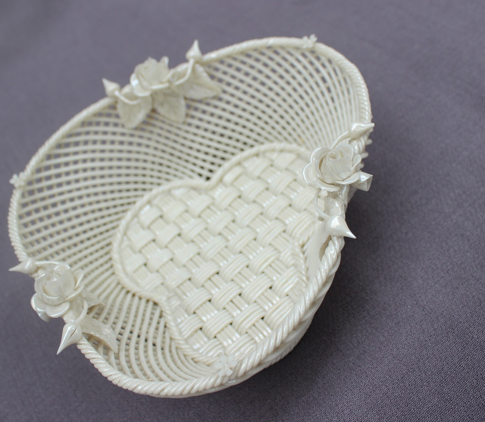A Belleek porcelain basket weave trefoil dish, applied with roses and buds, strap work mark, - Bild 3 aus 6
