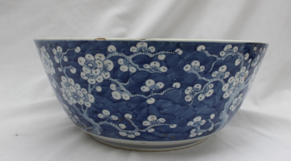 A Chinese porcelain bowl decorated inside and out in the prunus blossom pattern, - Bild 4 aus 6